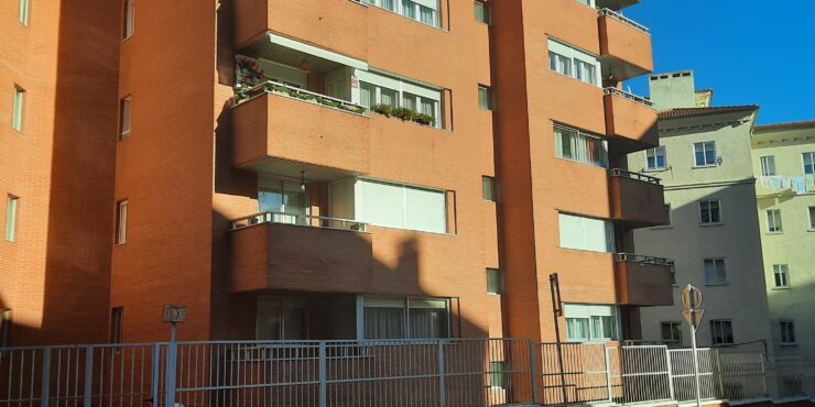 Piso de 4 dorm. junto a Plaza de Sta. Ana